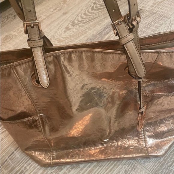 Michael Kors Handbags - Michael Kors Rose Gold purse